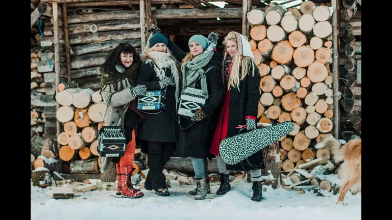 Naised-Koogis-Eesti-sunnipaevalaul
